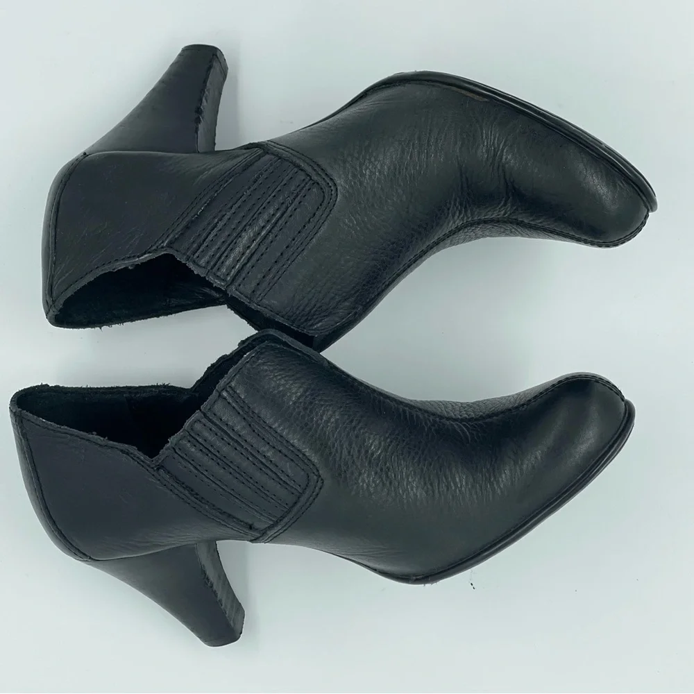 Black Pebbled Leather Faux Stacked Heel Børn Shootie Bootie, Size 7 - Picture 8 of 11